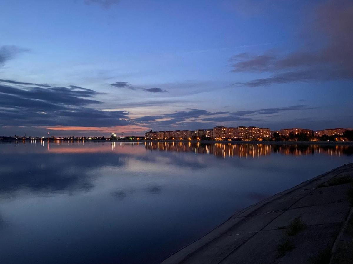 Horizon View Villa - Lakefront Terrace Suite Bukarest Kültér fotó