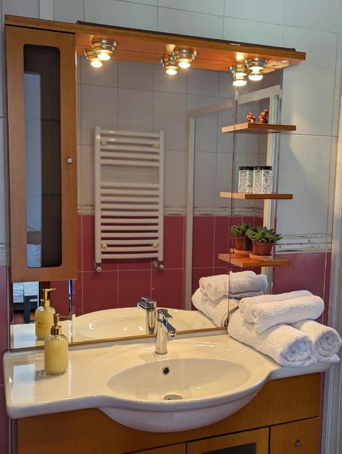 Horizon View Villa - Lakefront Terrace Suite Bukarest Kültér fotó