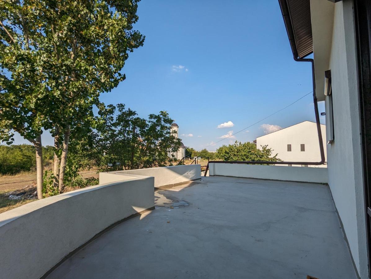 Horizon View Villa - Lakefront Terrace Suite Bukarest Kültér fotó
